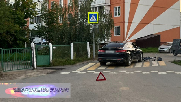 В Наволоках бабушка на электровелосипеде столкнулась с иномаркой